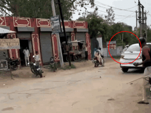आरोपी की गाड़ी के आगे बाइक लगाई; टक्कर मार भागने लगा तो स्टेयरिंग मोड़कर कार रोकी|अलवर,Alwar - Dainik Bhaskar