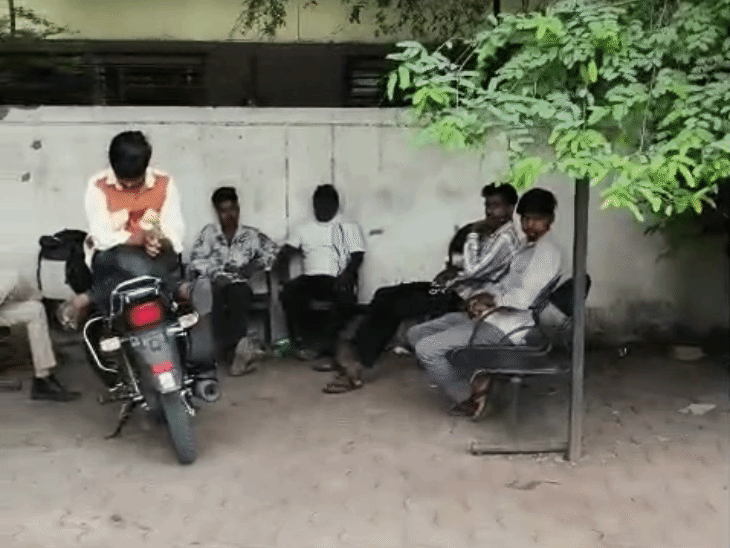 अस्पताल पहुंचे परिजन व पुलिसकर्मी।