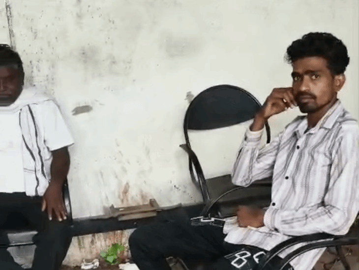 पोस्टमार्टम के बाद शव लेने के लिए परिजन अस्पताल पहुंचे।