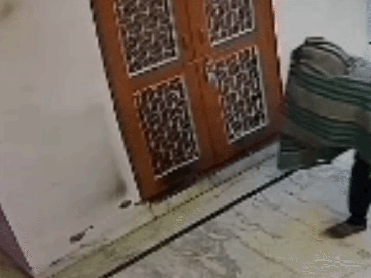 कंबल ओढ़कर घुसा चोर-दानपात्र उठाकर ले गया, घटना CCTV में हुई कैद|चौमू,Chomu - Dainik Bhaskar
