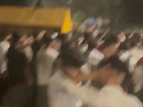 जंतर-मंतर के बाहर पुलिस बैरिकेडिंग करने पहुंची तो प्रदर्शनकारियों ने विरोध किया। प्रदर्शनकारी सड़क पर बैठ गए और नारेबाजी की।