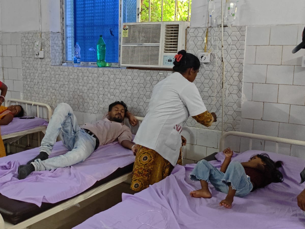 उल्टी-पेट दर्द, घबराहट की शिकायत के बाद गिरिडीह सदर अस्पताल में भर्ती|गिरिडीह,Giridih - Dainik Bhaskar