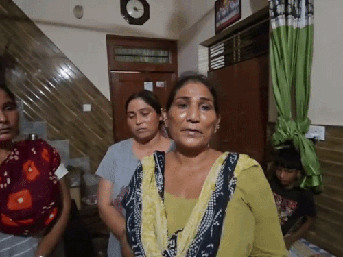 दुरगी जानकारी देते हुए।