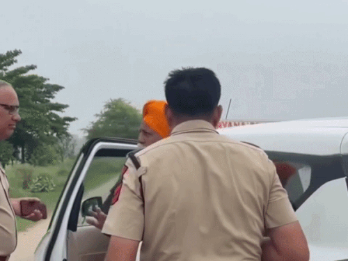 गुरनाम सिंह चढूनी को हिरासत में लेते पुलिसकर्मी।