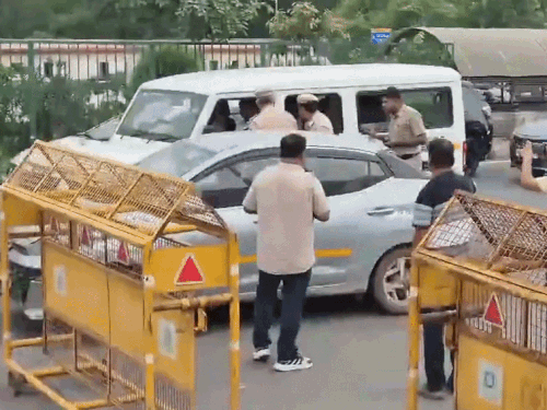 गुरुग्राम-दिल्ली बॉर्डर पर पुलिस द्वारा की जा रही वाहनों की चेकिंग।