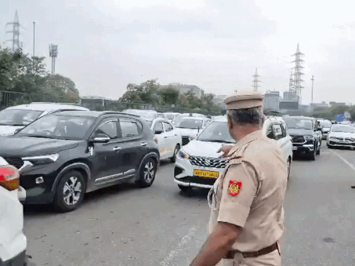 गुरुग्राम-दिल्ली बॉर्डर पर पुलिस द्वारा की जा रही वाहनों की चेकिंग। - Dainik Bhaskar