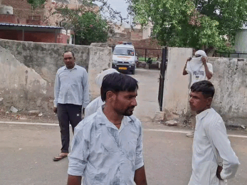 सिविल अस्पताल में मौजूद मृतकों के परिजन।
