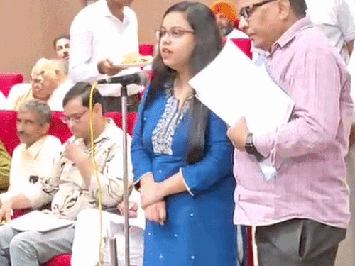 बेटी के साथ हुई दहेज प्रताड़ना की जानकारी देते हुए पीड़ित पिता।