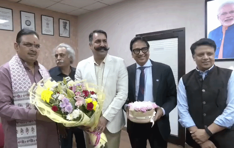 दैनिक भास्कर राजस्थान के बिजनेस हेड बी एस शेखावत ने सीएम भजनलाल शर्मा का स्वागत किया।
