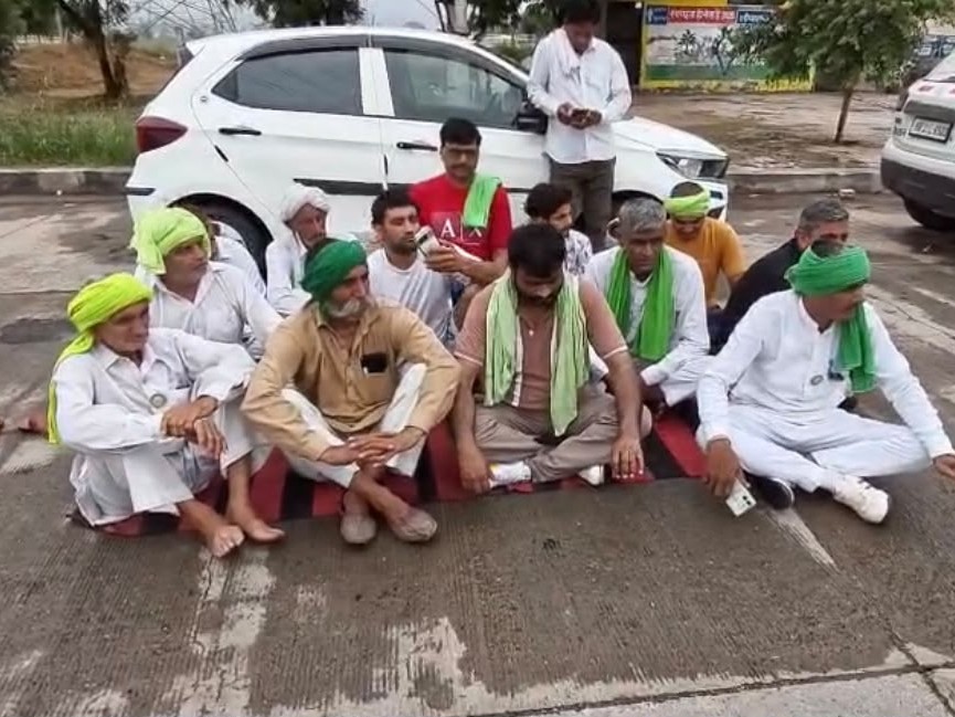 हांसी टोल पर प्रदर्शन, लाठीचार्ज के जिम्मेदार अधिकारियों पर कार्रवाई की मांग|हांसी,Hansi - Dainik Bhaskar