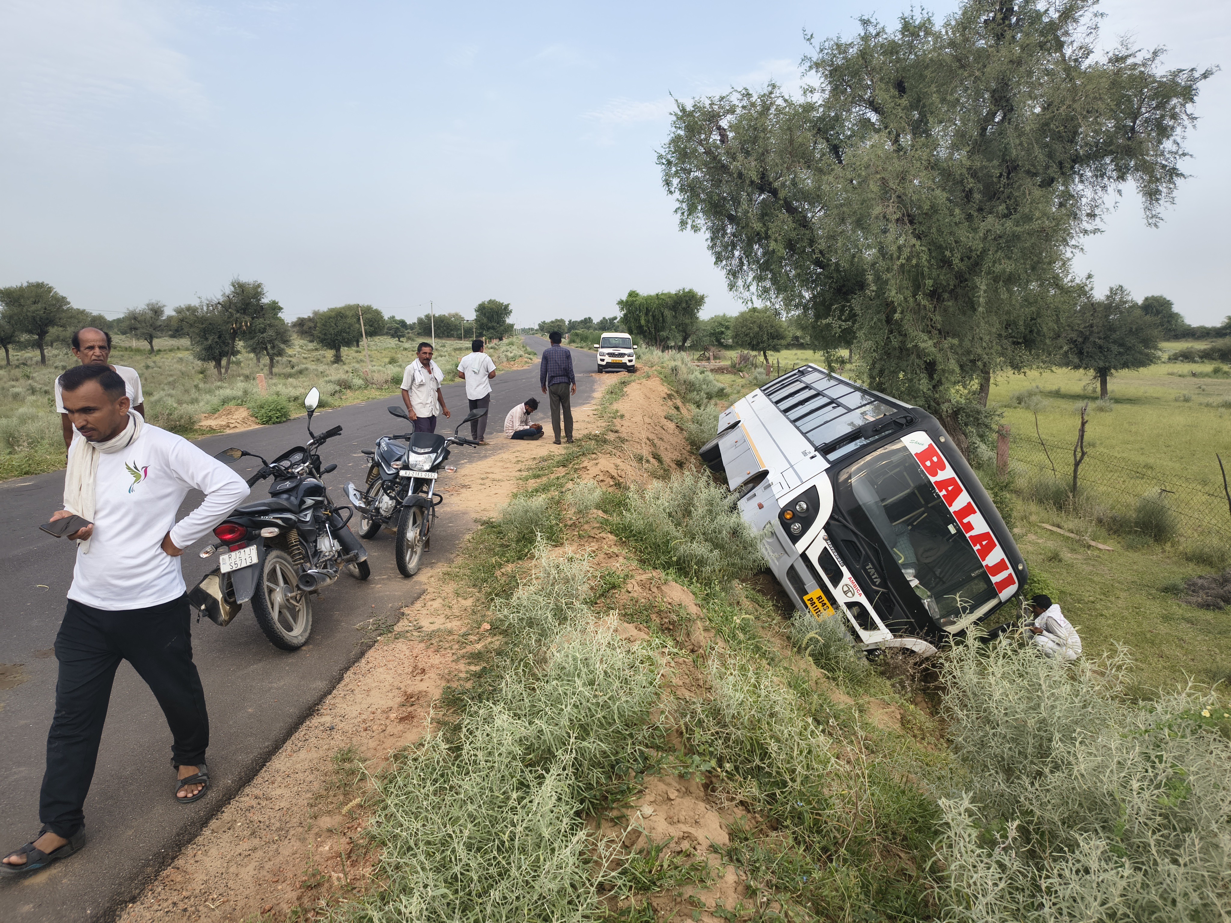 नीलगाय को बचाने के प्रयास में बस गहरी खाई में पलट गई।