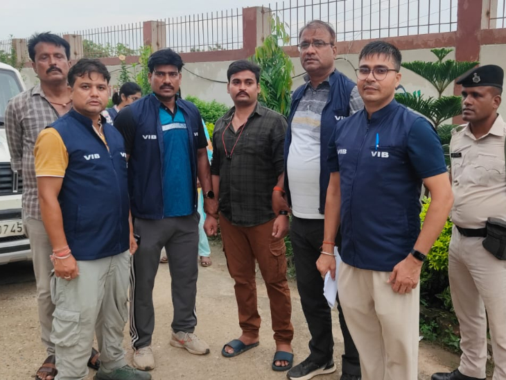 बीच में ब्लैक शर्ट में मयगढ़ थाना के थानाध्यक्ष सह पुलिस अवर निरीक्षक सौरभ कुमार। - Dainik Bhaskar