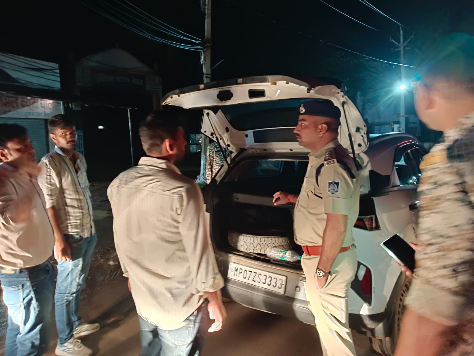 पुलिस सड़क पर वाहन चालकों को रोककर जानकारी जुटा रही है।