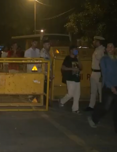 People arrived at Jantar Mantar to participate in the protest of the Cockroach Janata Party until late Sunday night.