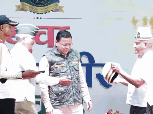 मुख्यमंत्री पुष्कर सिंह धामी ने देहरादून के कुआंवाला मैदान में आयोजित अग्निवीर संवाद कार्यक्रम में अग्निवीरों के लिए अलग से रोजगार प्रकोष्ठ बनाने की घोषणा की.
