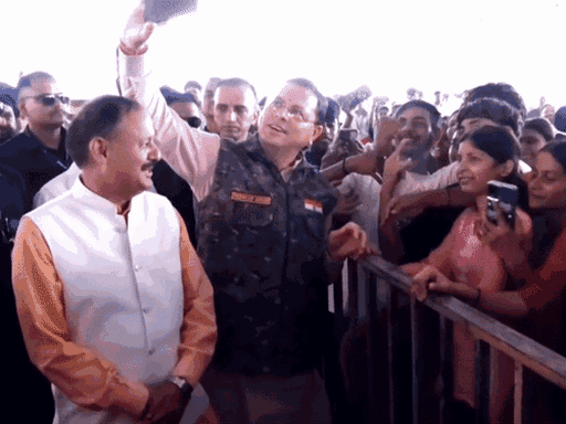 देहरादून के कुआंवाला मैदान में आयोजित अग्निवीर संवाद कार्यक्रम के दौरान लोगों के साथ सेल्फी लेते मुख्यमंत्री पुष्कर सिंह धामी।