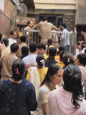 वीडियो में दिख रहा है कि एक युवक को 3 से 4 पुलिसकर्मी घेरे हुए हैं।