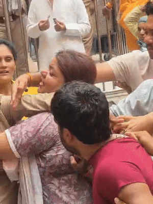 एक महिला पीट रहे युवक का बीच-बचाव कर रही लेकिन सिपाही किसी की नहीं सुन रही।