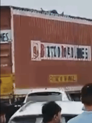यह तस्वीर टोल प्लाजा के पास की है, जिसमें आरोपी पिस्टल से फायरिंग करता दिखाई दे रहा है।