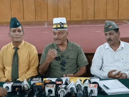 अग्निवीर रोजगार प्रकोष्ठ के बारे में जानकारी देते राज्य पूर्व सैनिक कल्याण सलाहकार परिषद के अध्यक्ष कर्नल (सेवानिवृत्त) अजय कोठियाल।
