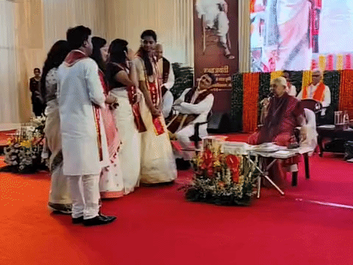मेरठ: कृषि विश्वविद्यालय के दीक्षांत समारोह में भड़कीं राज्यपाल आनंदीबेन पटेल, शोर मचाने वाले छात्रों को मंच पर बुलाकर डांटा