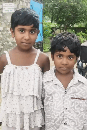 अनीता की बेटी भूमि पहली और अपर्णा सेकेंड क्लास में पढ़ती हैं।