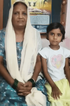 राजेश के साथ उनकी पोती सारवी बैठी हैं। उन्होंने कहा- मुझे उसी स्कूल में पढ़ना है।
