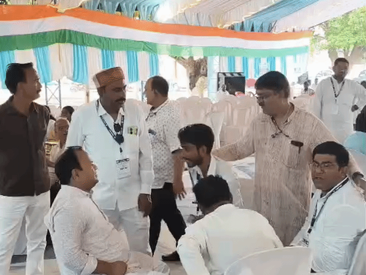 बैतूल में कांग्रेस के संगठन सृजन कार्यक्रम के दौरान विवाद हो गया.