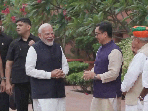 मानसून सत्र के पहले दिन पीएम मोदी संसद पहुंचे। उन्होंने संसद भवन में मौजूद भाजपा सांसदों किरेन रिजिजू और अर्जुन राम मेघवाल से मुलाकात की।