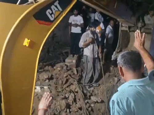 झज्जर में कुए में फंसे चारों व्यक्तियों को निकालने के लिए जेसीबी बुलाई गई। मशीन से कुएं को तोड़कर गड्ढा बनाया गया था।