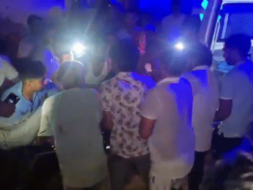 इलाज के लिए चारों को पास के सिविल अस्पताल लेकर जाते हुए लोग।