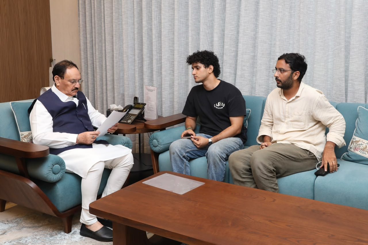 CJP के राष्ट्रीय प्रवक्ता सौरव दास और आशुतोष रांका स्वास्थ्य मंत्री जेपी नड्डा को अपनी मांगों का ज्ञापन सौंपते हुए।
