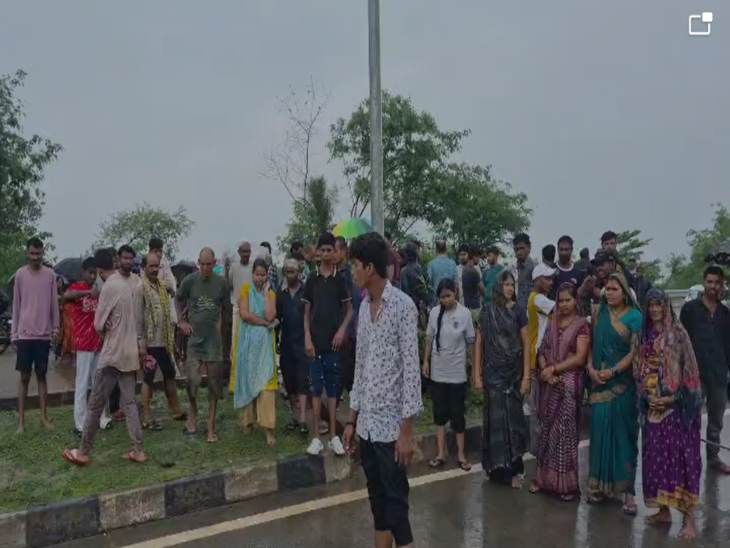 सैकड़ों ग्रामीणों, महिलाओं और स्थानीय लोगों ने राष्ट्रीय राजमार्ग-49 (NH-49) पर चक्का जाम कर दिया था।