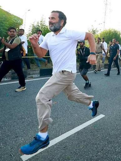 राहुल गांधी 'भारत जोड़ो यात्रा' के दौरान दौड़ लगाते हुए। यह यात्रा 7 सितंबर 2022 को कन्याकुमारी से शुरू होकर 30 जनवरी 2023 को श्रीनगर में समाप्त हुई थी। 145 दिनों तक चली इस 4,000 किलोमीटर से अधिक लंबी पदयात्रा ने 12 राज्यों और 2 केंद्र शासित प्रदेशों को कवर किया।
