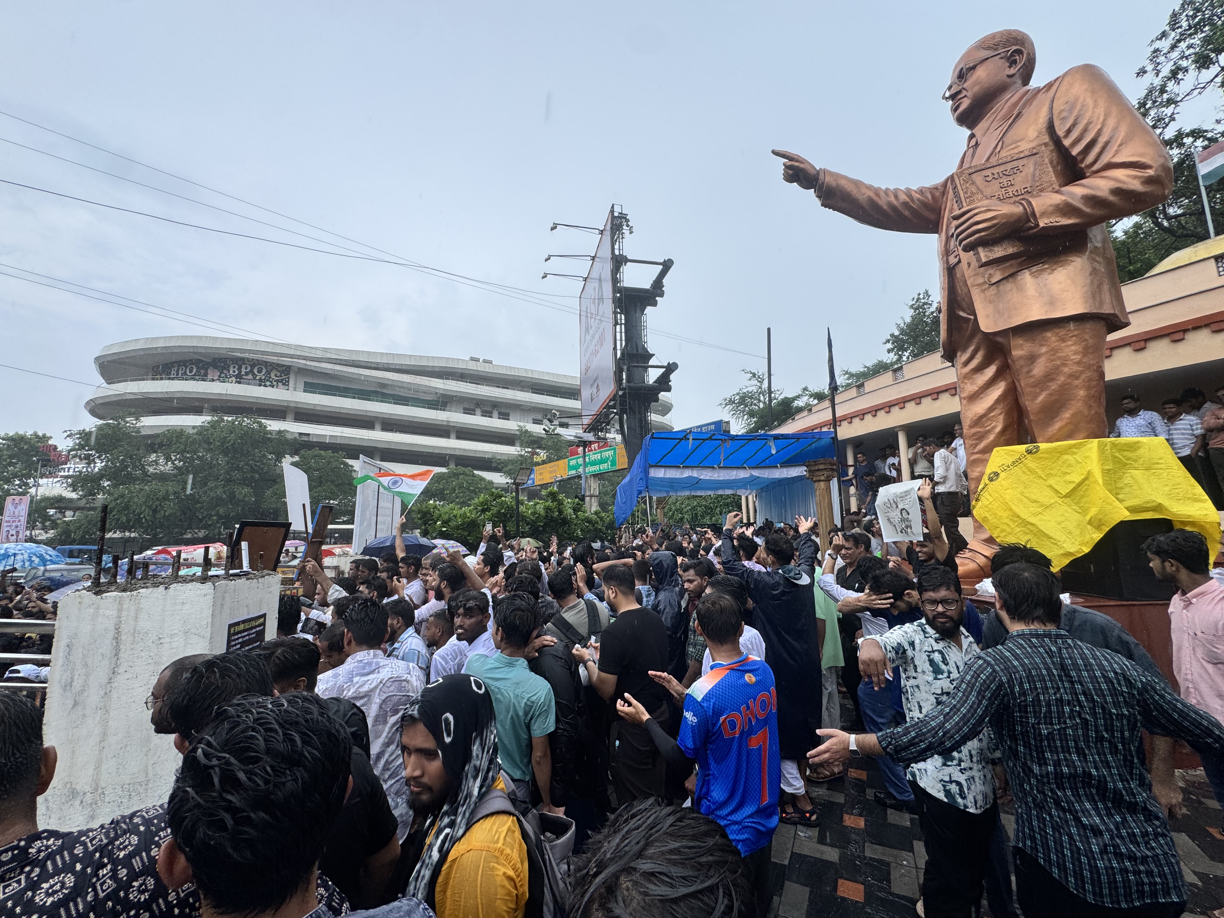 पहले दिन बारिश के बीच हुआ था प्रदर्शन।