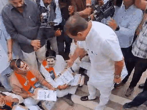 विधानसभा में UCC विधेयक पेश, कांग्रेस का हंगामा: कहा- चोरी-छिपे लाए बिल; खाद-बीज को लेकर भी घेरा; सत्ता पक्ष बोला- नहीं रुकेगा यूसीसी - Bhopal News कांग्रेस विधायकों ने सीएम मोहन यादव, कृषि मंत्री एदल सिंह कंसाना और केंद्रीय मंत्री शिवराज सिंह चौहान के मुखौटे पहनकर प्रदर्शन किया।