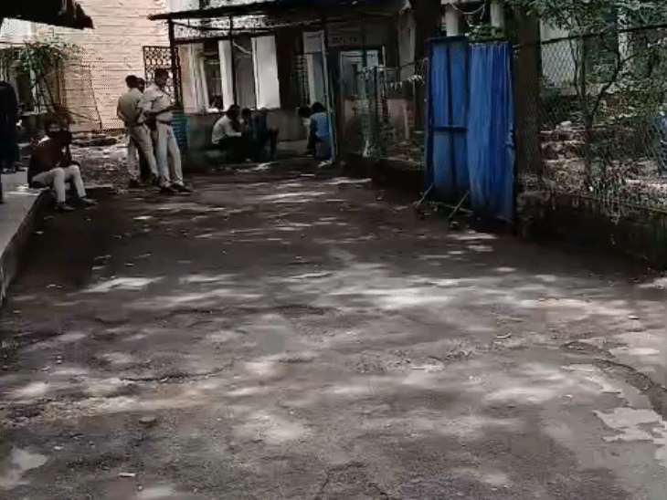 मर्चरी के सामने खड़े पुलिसकर्मी।