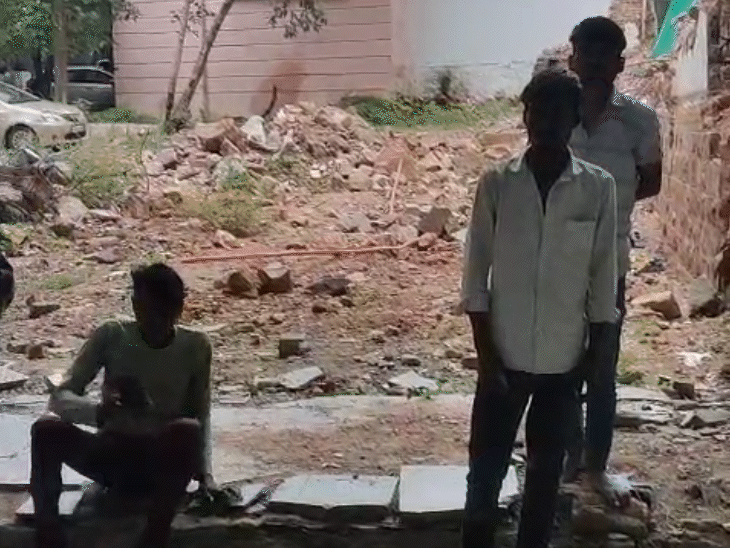 मर्च्युरी के बाहर शव लेने के लिए खड़े परिजन।