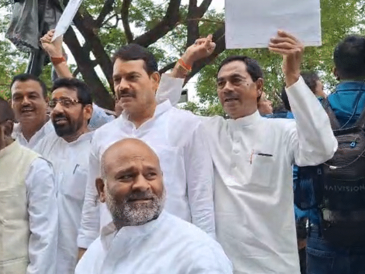 खाद और यूसीसी के मुद्दे पर कांग्रेस विधायक विरोध-प्रदर्शन करते हुए।