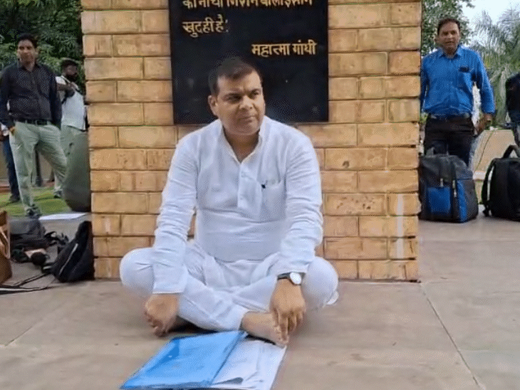 जौरा से कांग्रेस विधायक पंकज उपाध्याय कैलारस में शक्कर कारखाने का प्रश्न तीन बार रिजेक्ट किए जाने के विरोध में धरने पर बैठे।