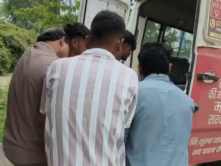 पुलिस ने शव को पोस्टमार्टम के लिए जिला अस्पताल भेज दिया।