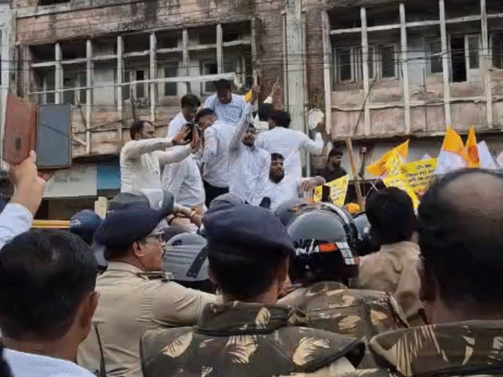 विधानसभा घेराव के लिए निकले प्रदर्शनकारियों को भोपाल पुलिस ने रोका तो वे बैरिकेड्स पर चढ़ गए।