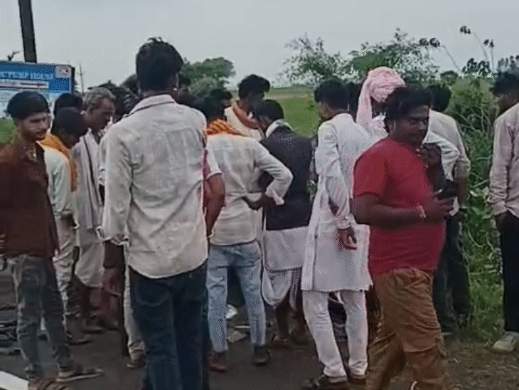 घटनास्थल पर मौजूद लोगों का दावा है कि जिस गाड़ी ने टक्कर मारी उस पर एसडीएम लिखा हुआ था.