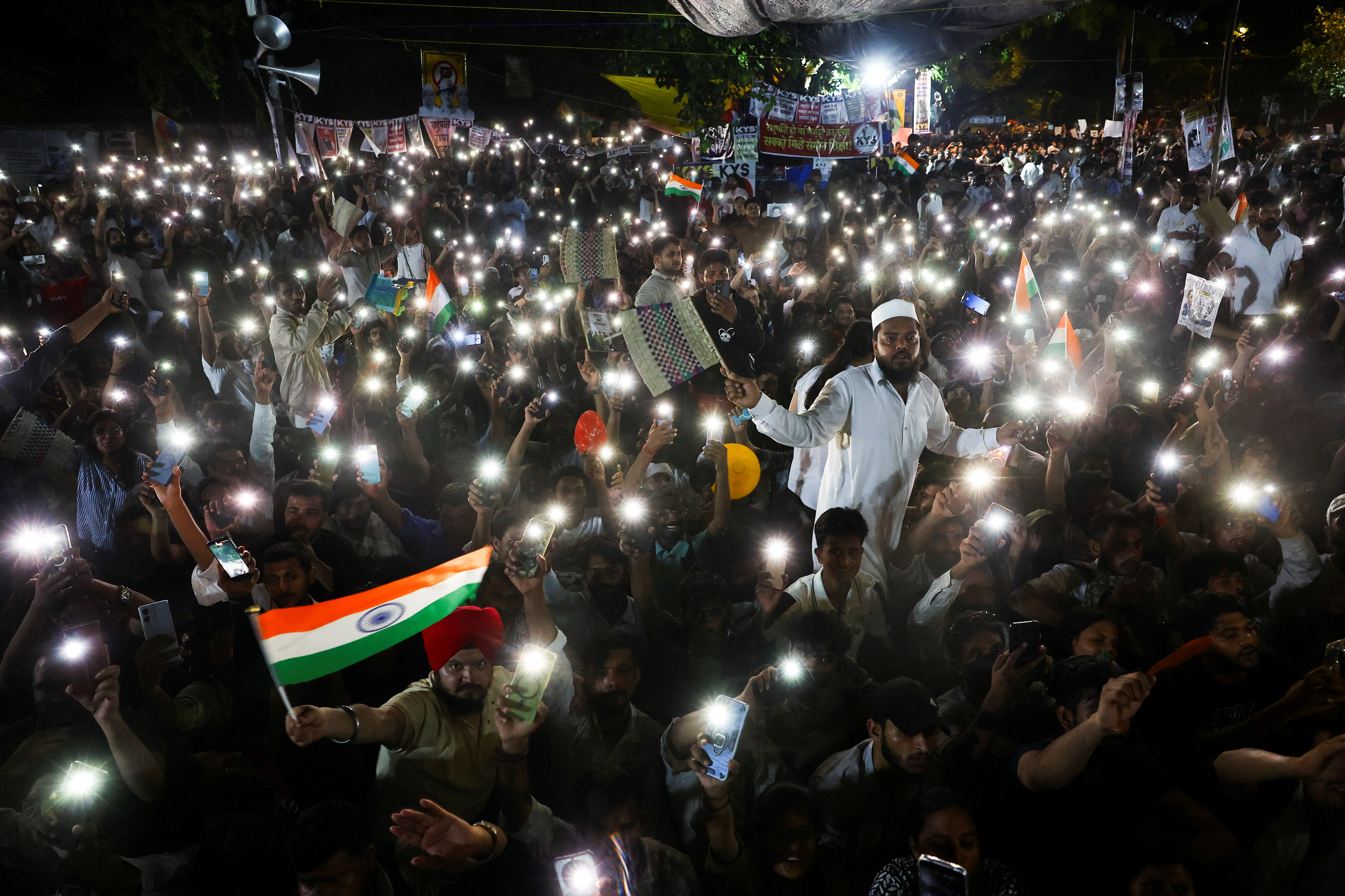 संसद मार्च के एक दिन पहले रविवार की रात को हजारों की संख्या में लोग जंतर मंतर पहुंचे और मोबाइल लाइट से कॉकरोच जनता पार्टी का समर्थन किया।
