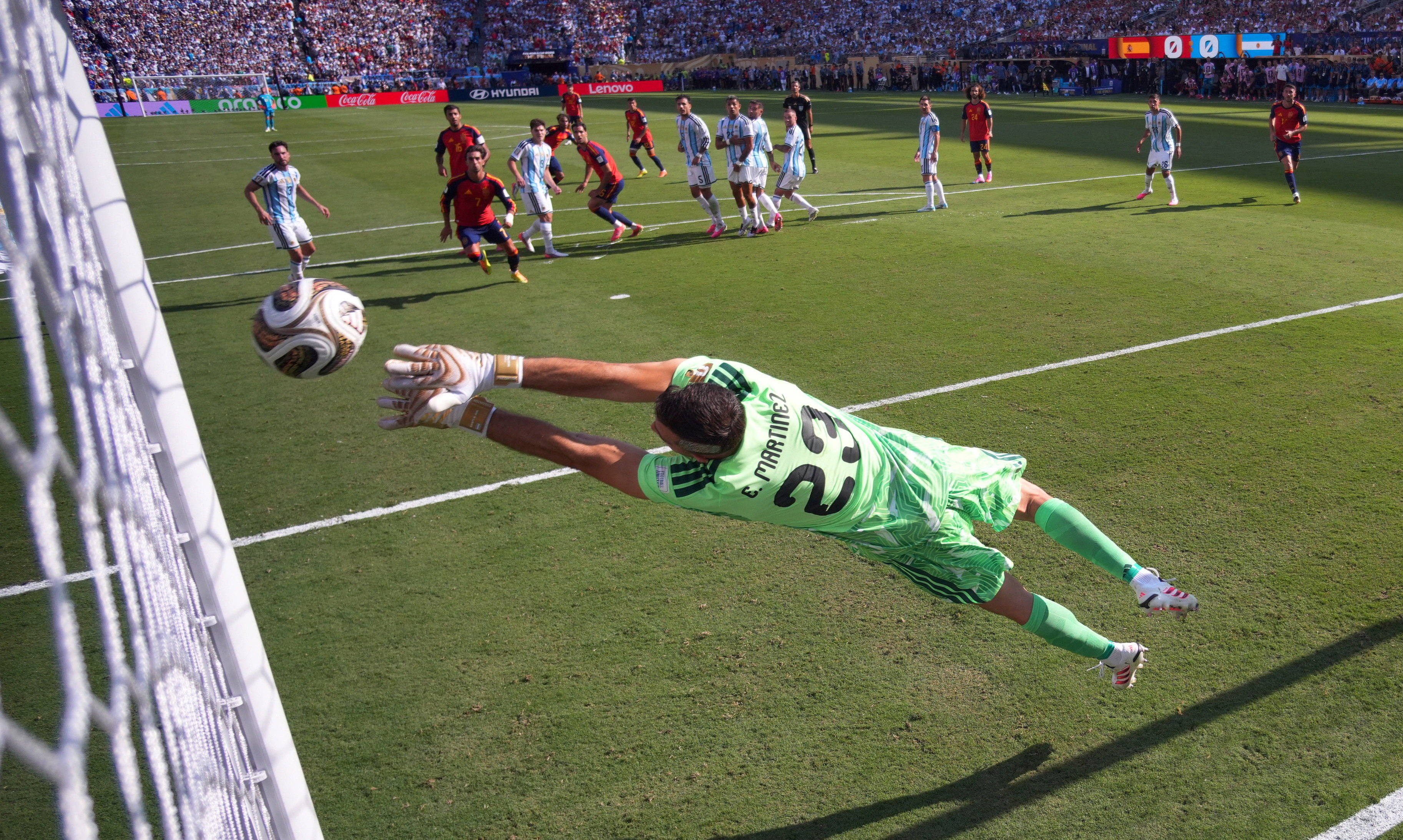 स्पेन लगातार अटैक कर रही, लेकिन गोल नहीं कर सकी।