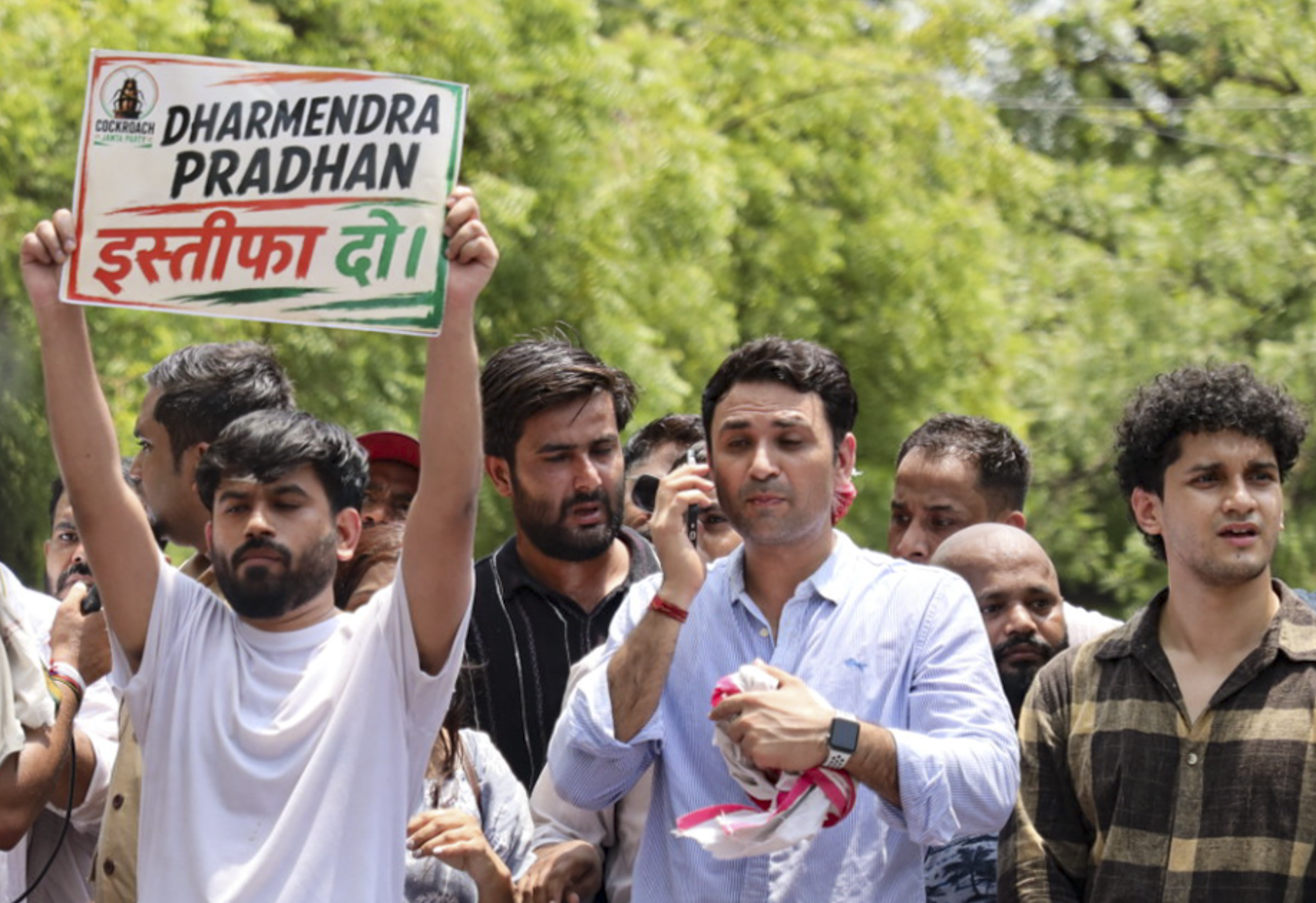 अभिजीत दीपके 6 जून को भारत आए, तो जंतर-मंतर पर यह पोस्टर लेकर प्रदर्शन कर रहे थे।