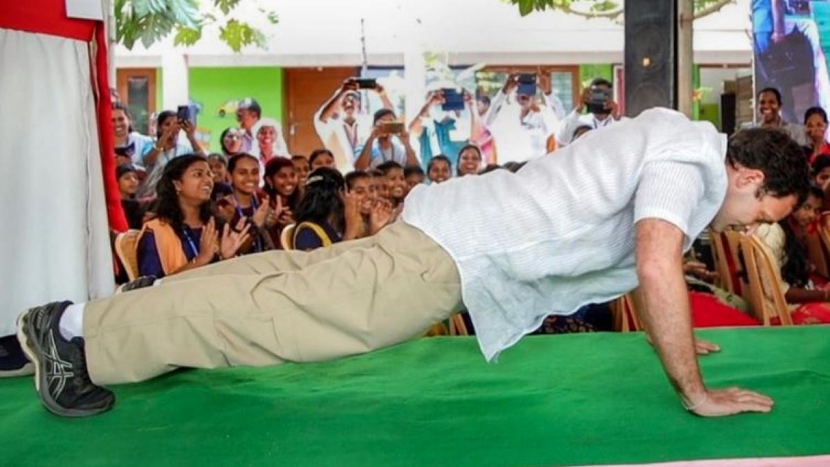 यह तस्वीर 2021 की है। कन्याकुमारी में राहुल गांधी ने युवा छात्र-छात्राओं से बात की। इसी दौरान राहुल गांधी एक युवा छात्रा के साथ के साथ 9 सेकेंड में 13 पुशअप लगाते थे।