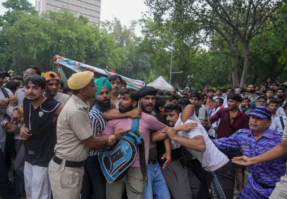 जंतर-मंतर पहुंच रहे लोगों की सोमवार सुबह दिल्ली पुलिस के साथ चेकिंग के दौरान बहस हुई।