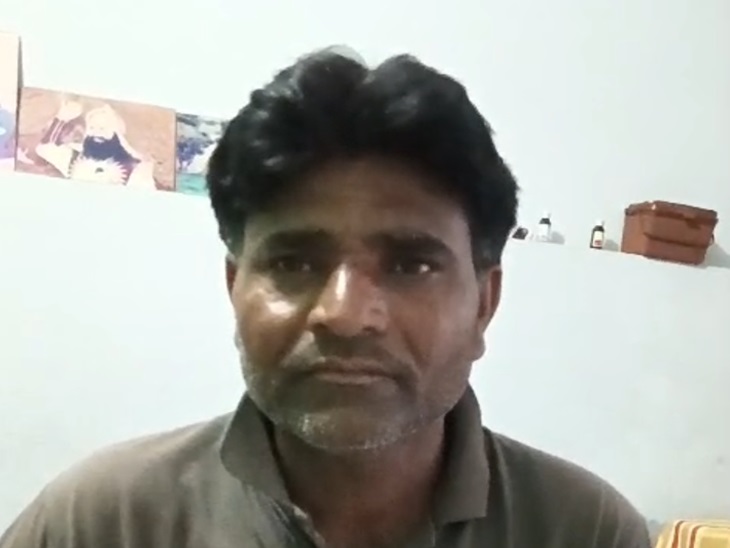 घटना के बारे में बताते सुनीता देवी के पति राजेंद्र।