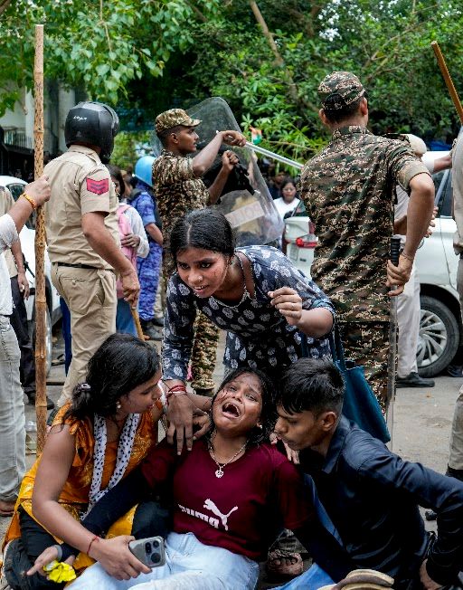 प्रदर्शन के दौरान रोती-बिलखती दिखी युवती।